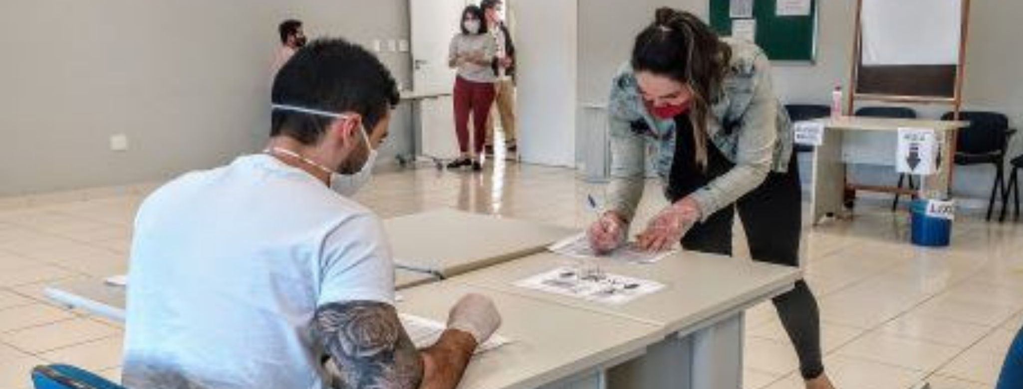 Como proceder com a ausência de empregado à disposição da justiça eleitoral?